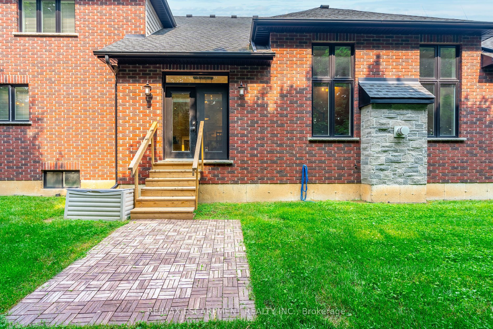 374 Woodworth Drive W