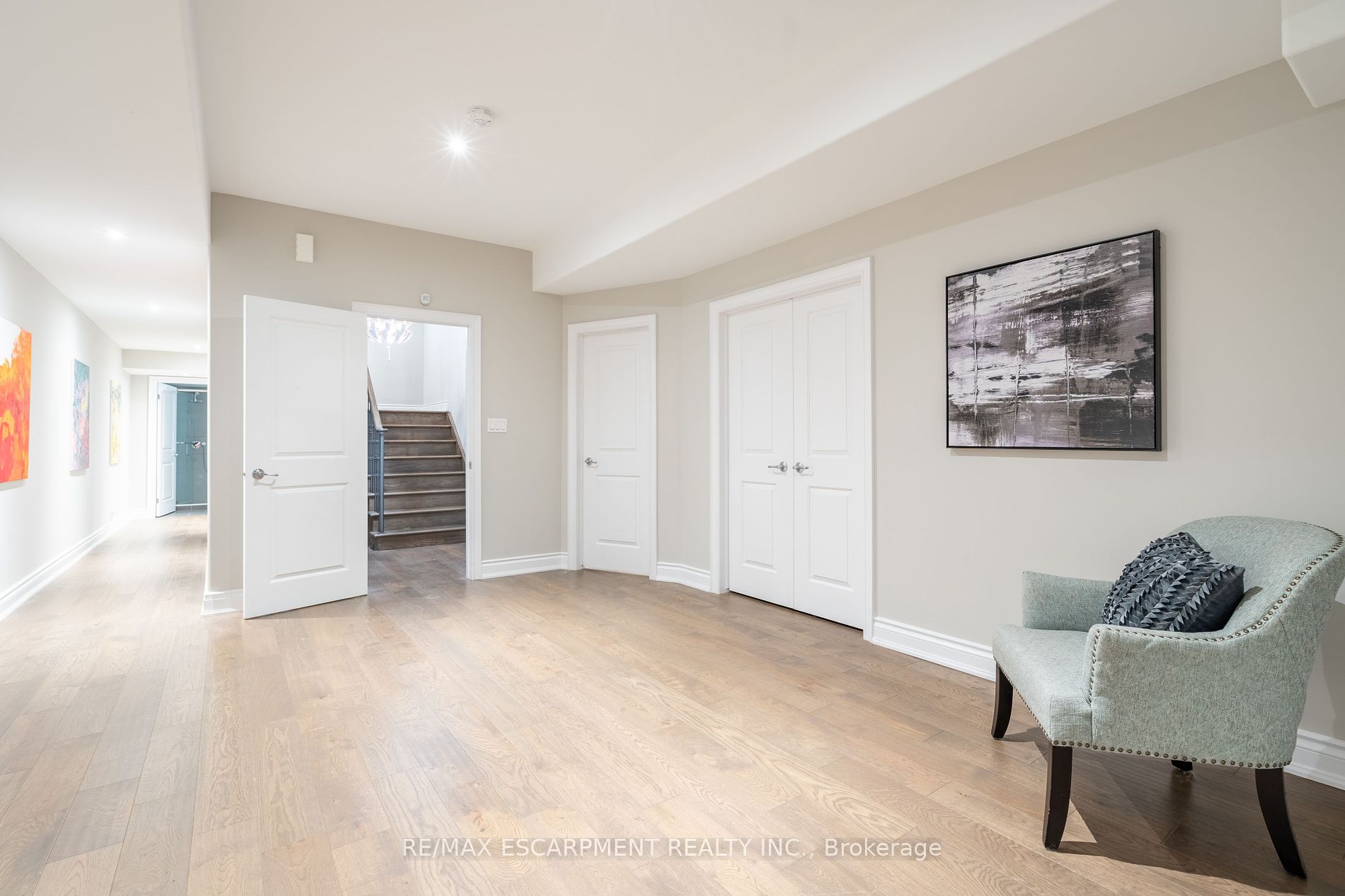 374 Woodworth Drive W