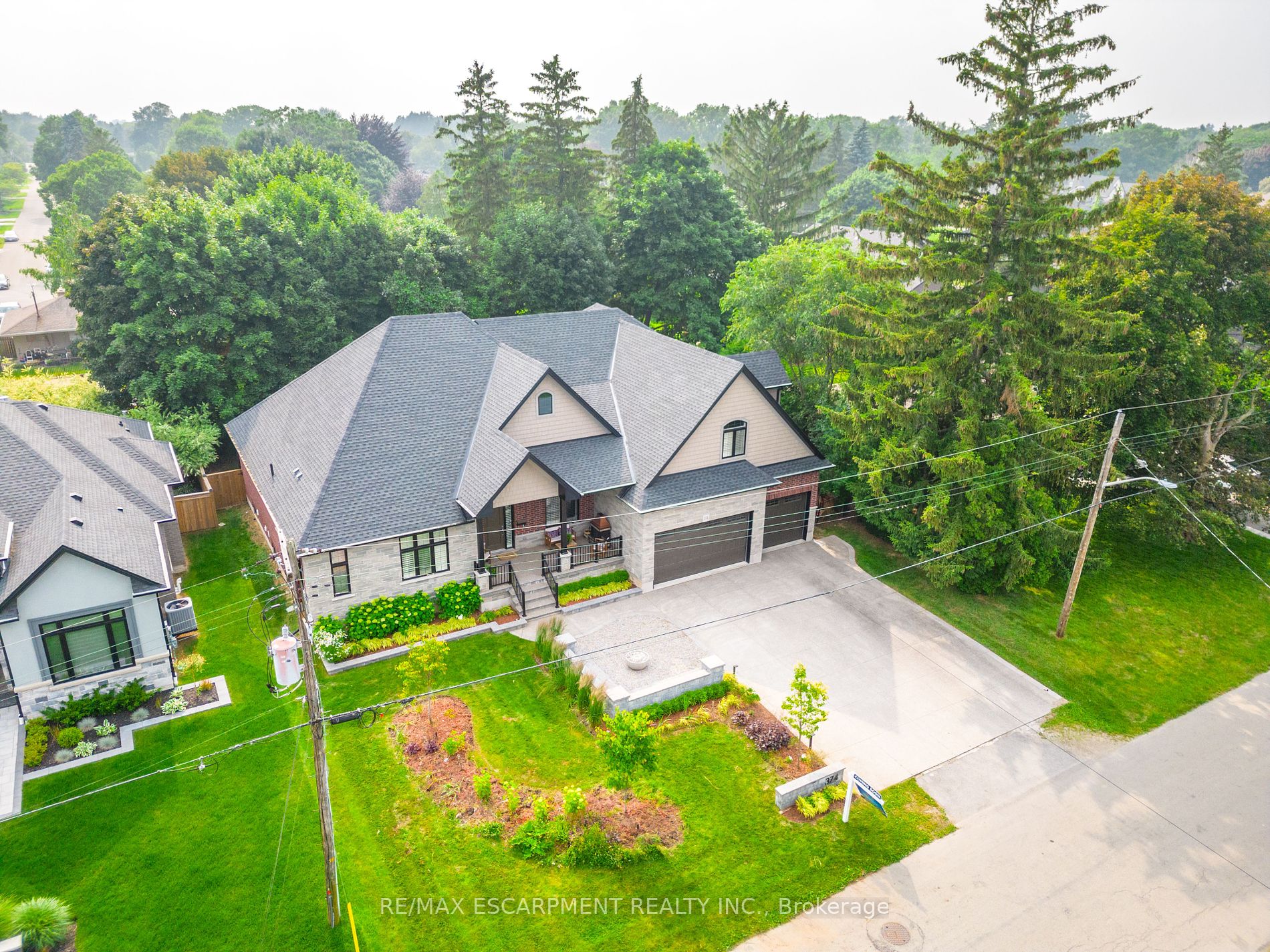 374 Woodworth Drive W