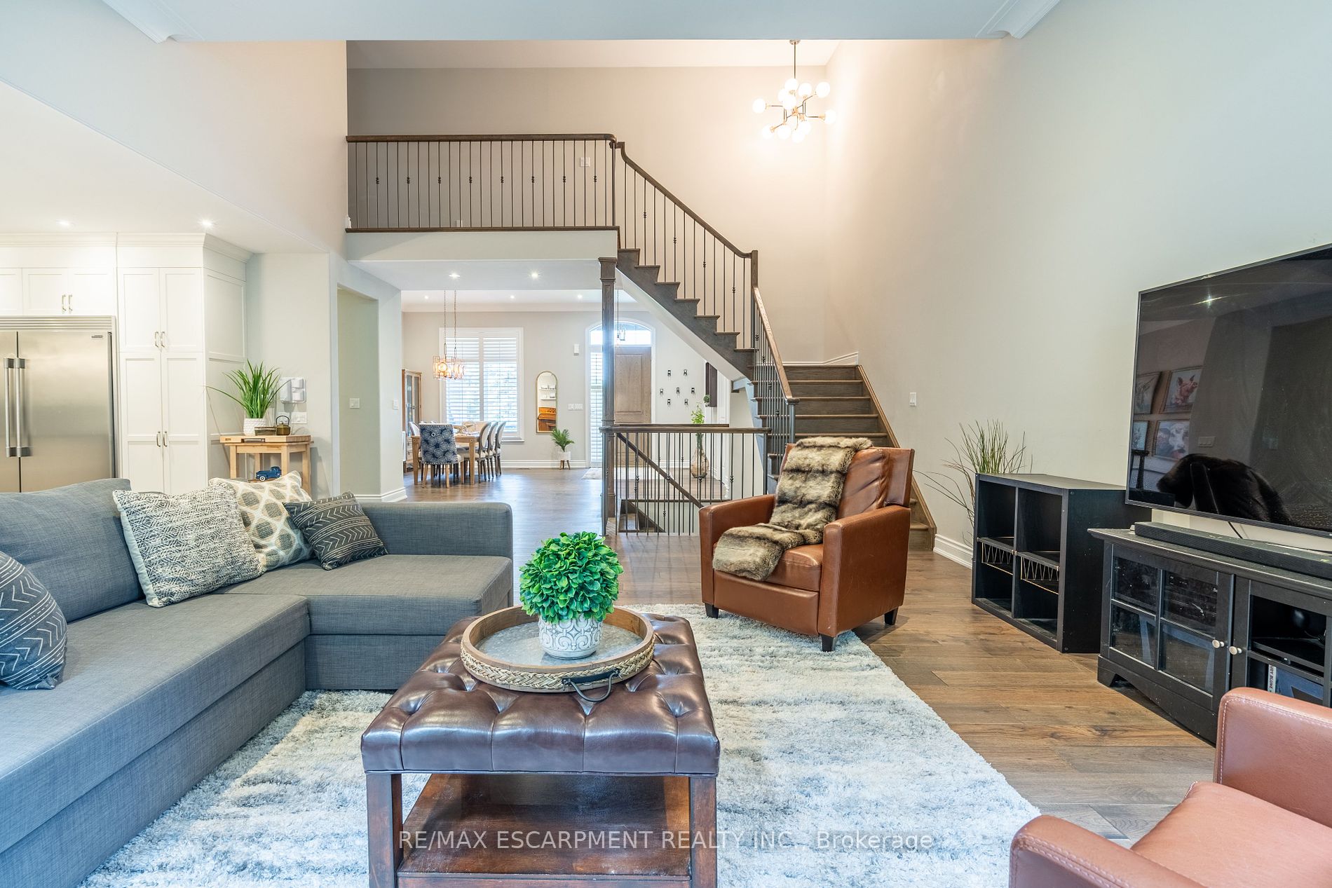 374 Woodworth Drive W