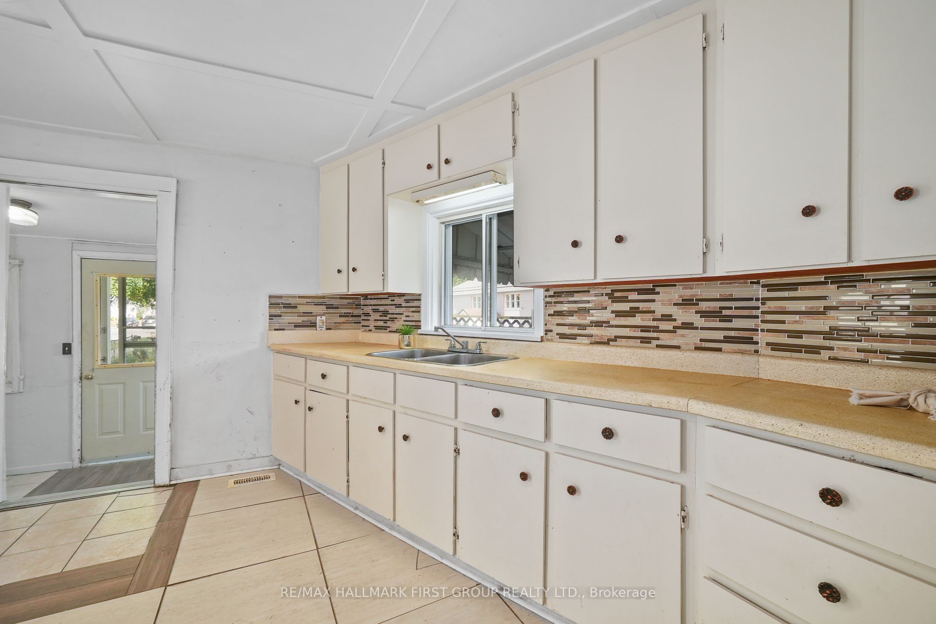 267 University Ave W