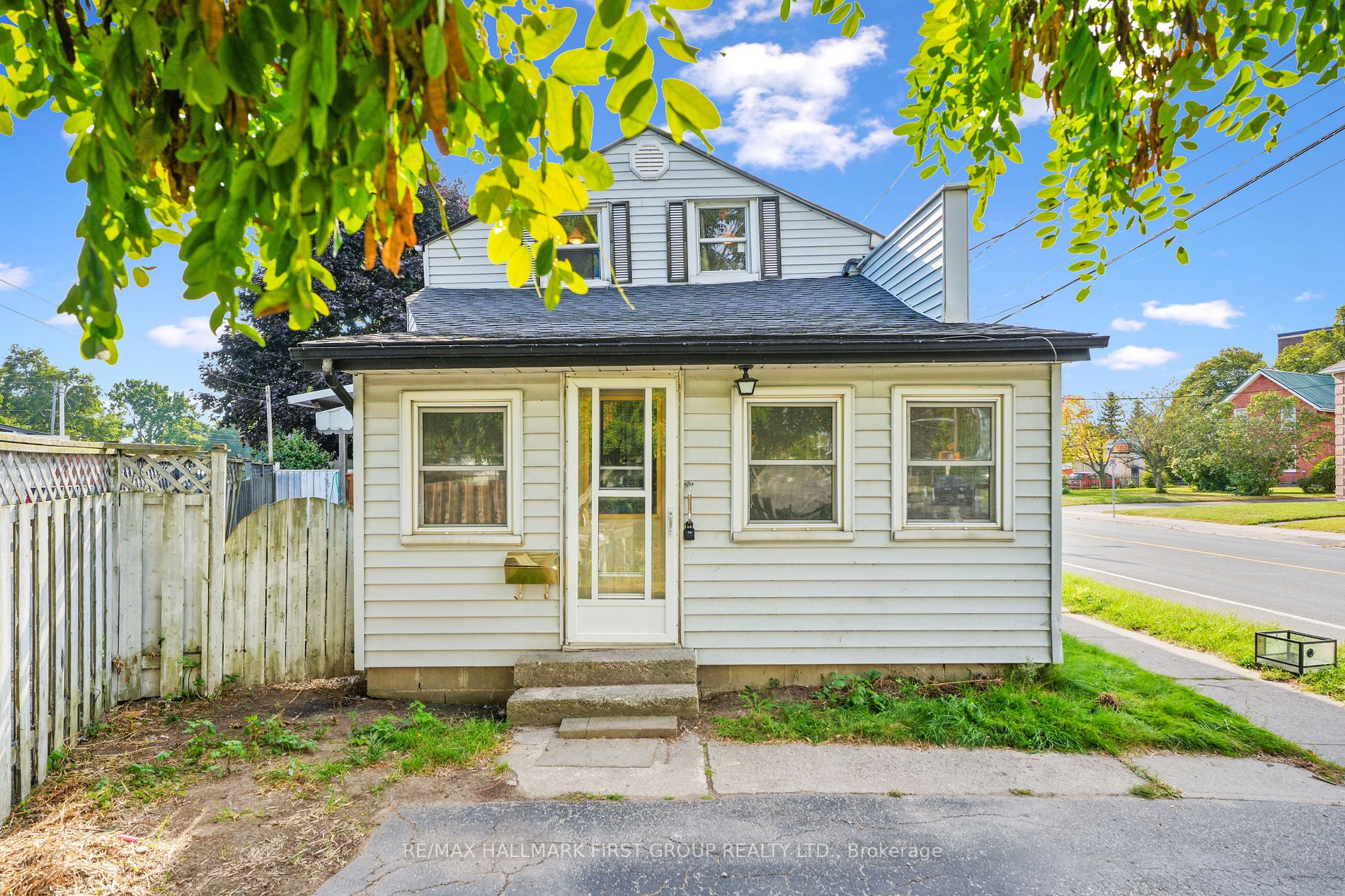 267 University Ave W
