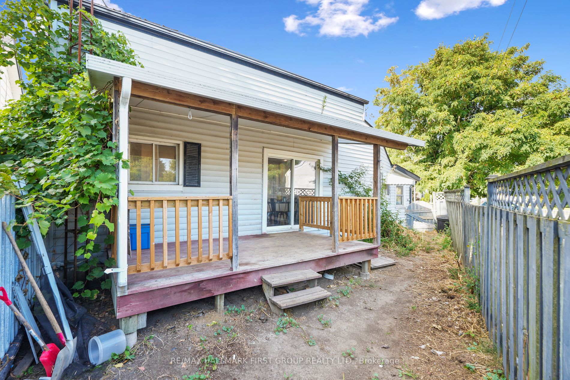 267 University Ave W