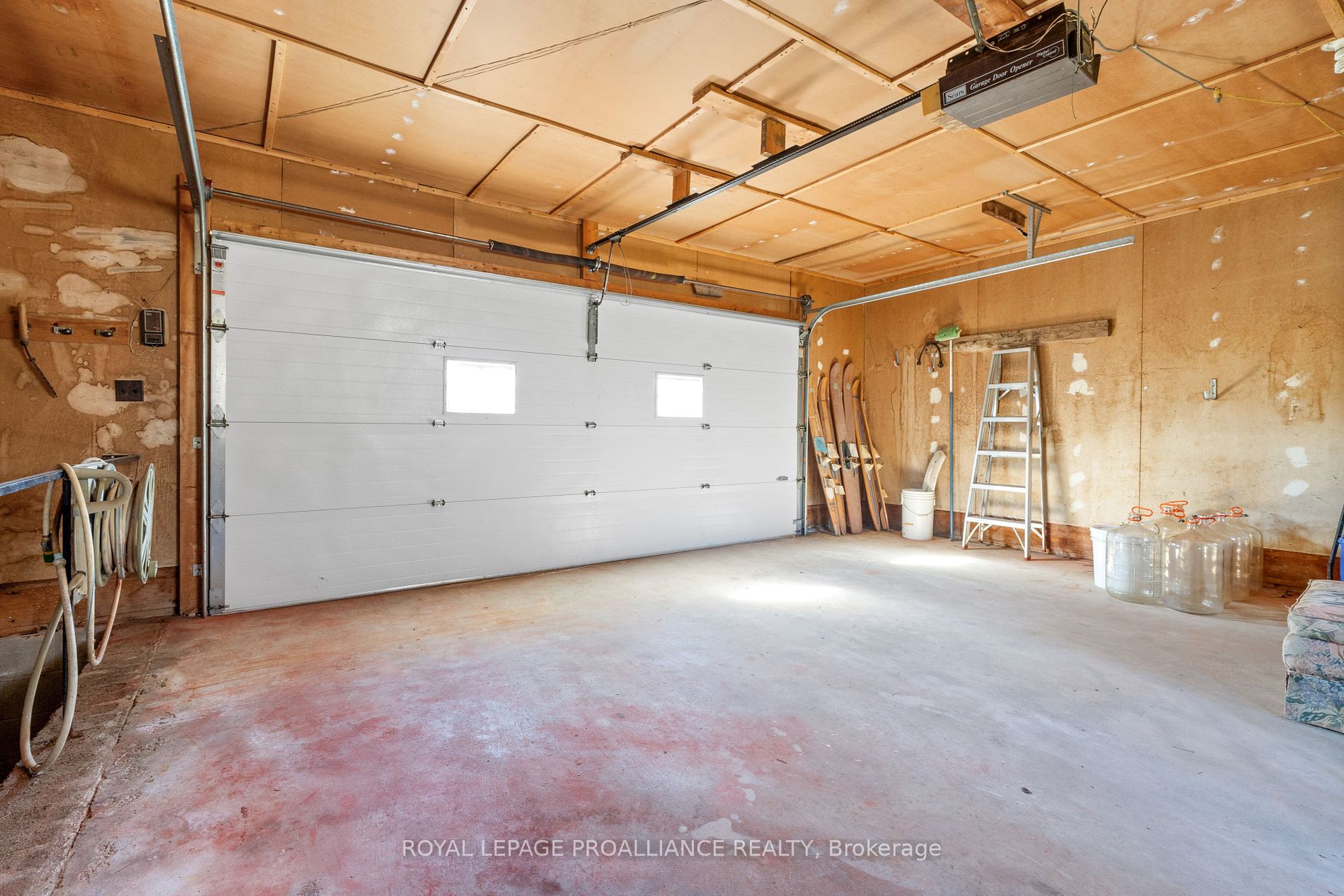 13 Howard Cres