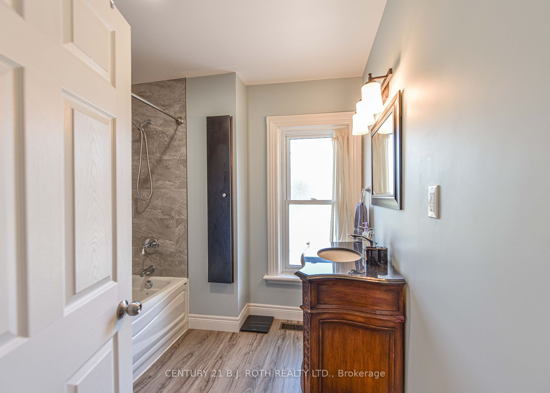 33 Sussex Street S