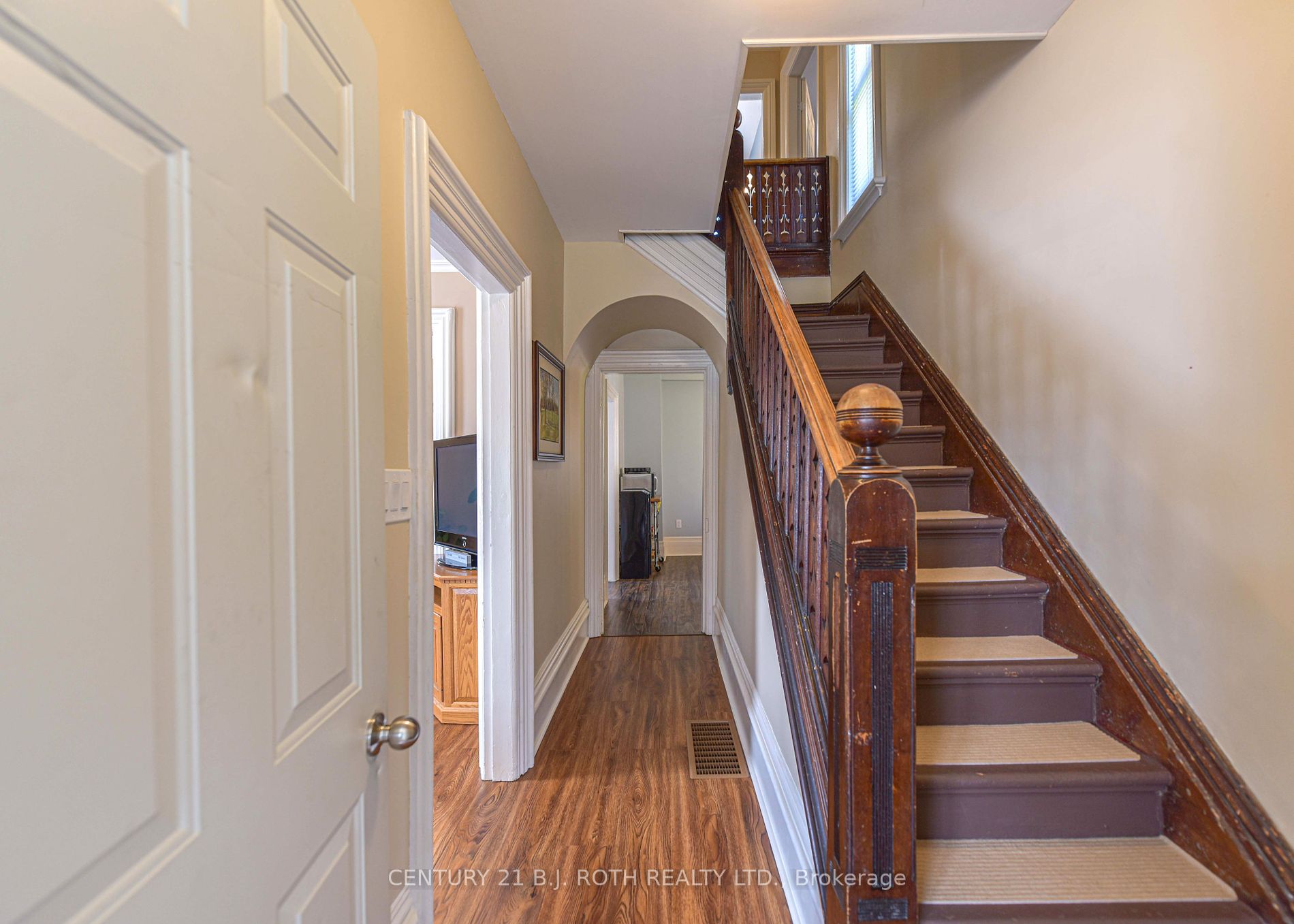 33 Sussex Street S