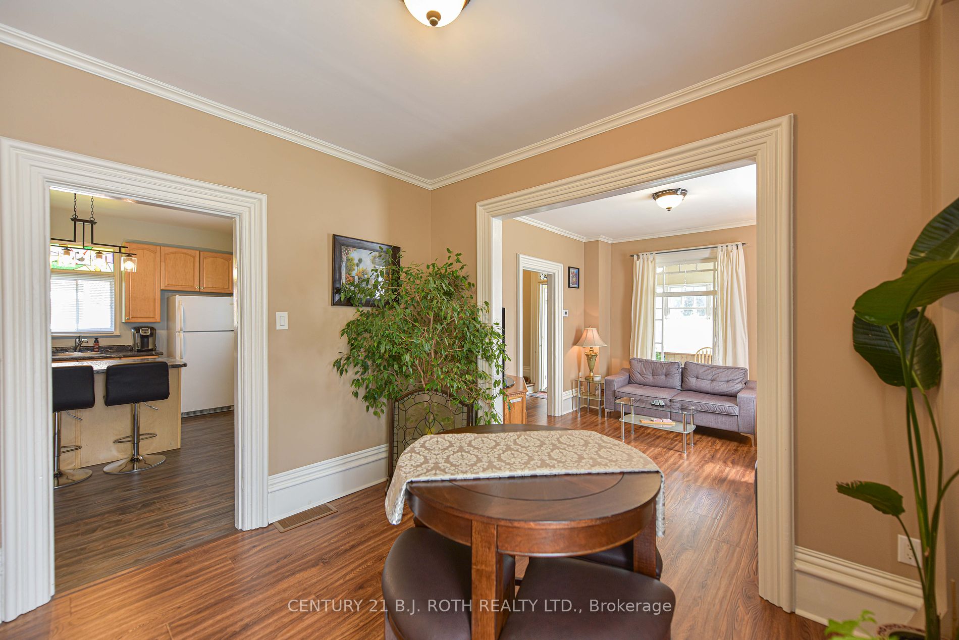 33 Sussex Street S