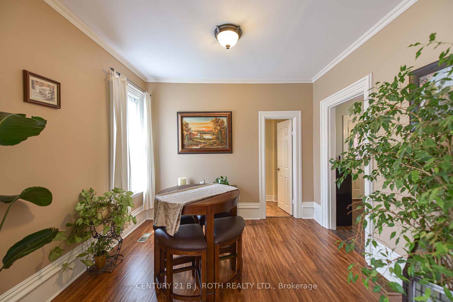 33 Sussex Street S