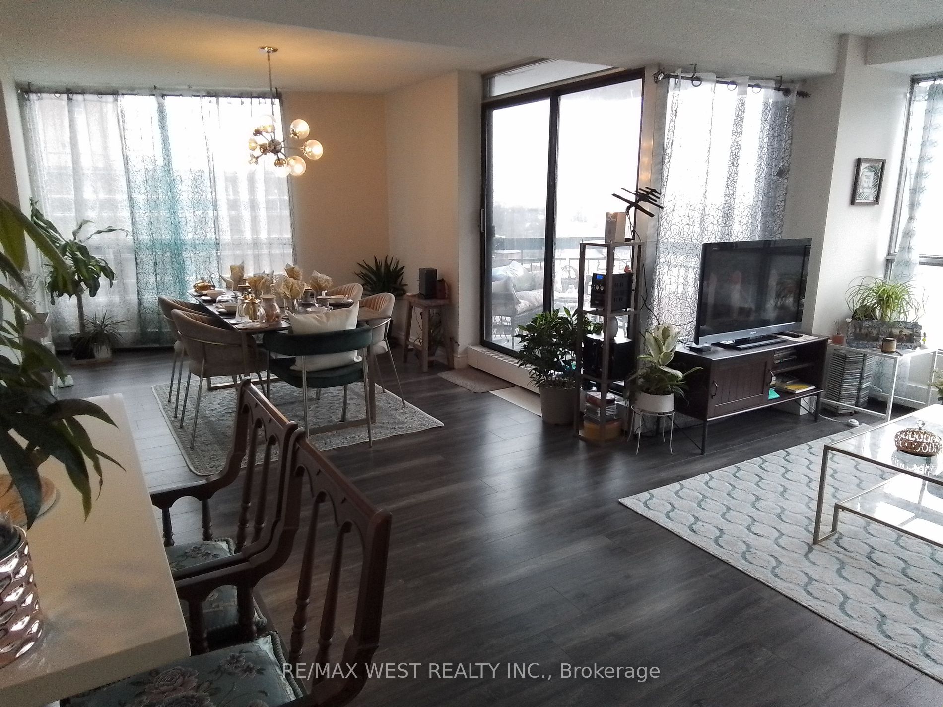 150 Charlton Ave E, #702
