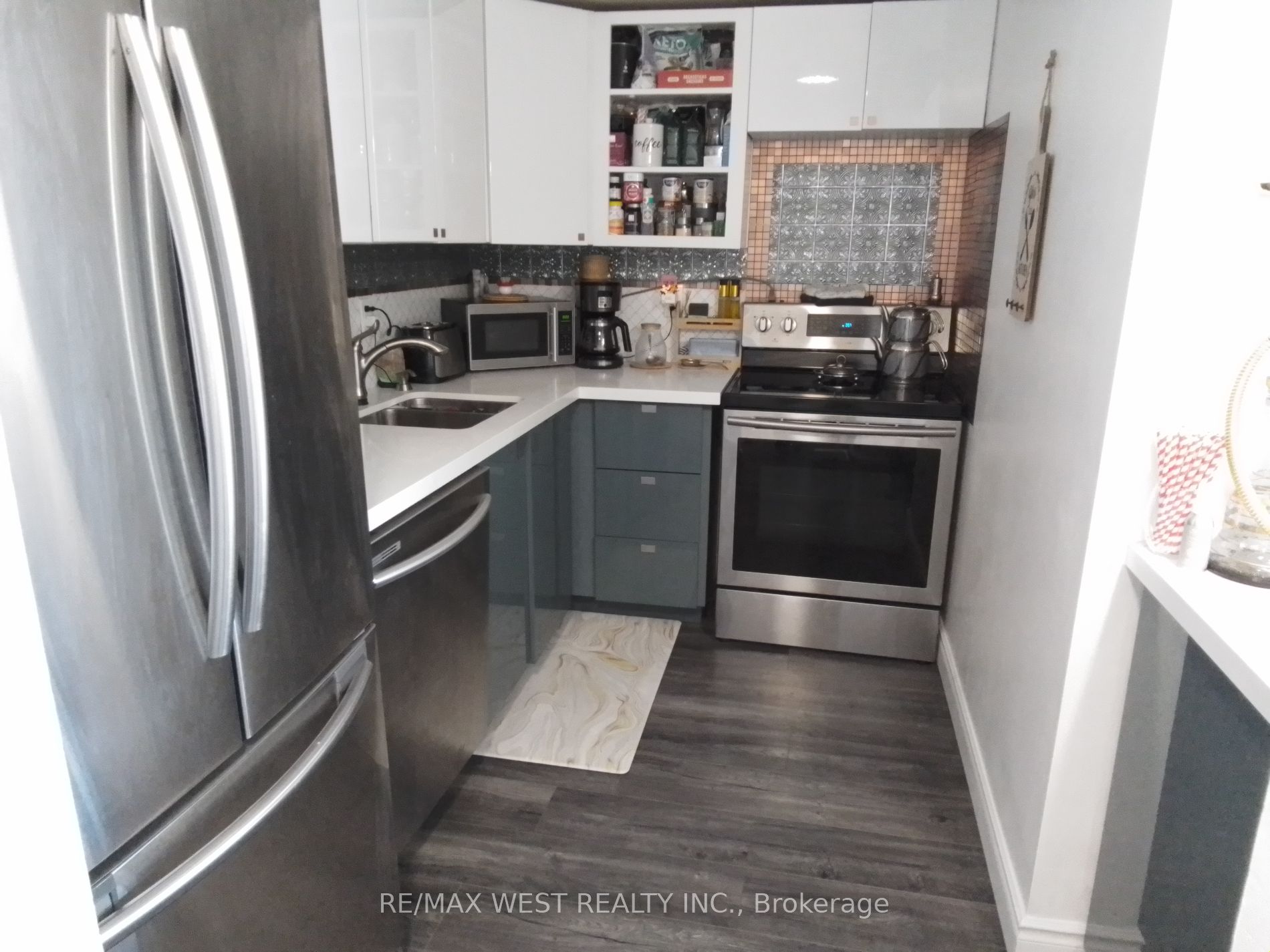 150 Charlton Ave E, #702