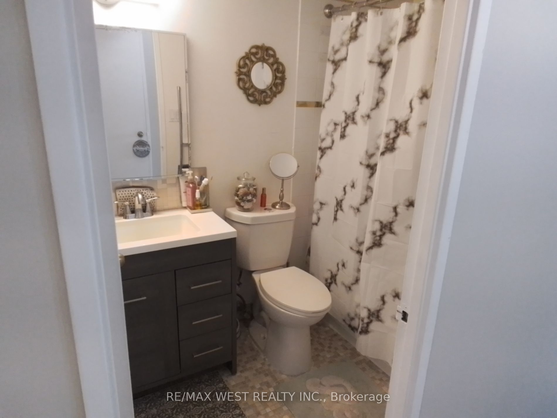 150 Charlton Ave E, #702