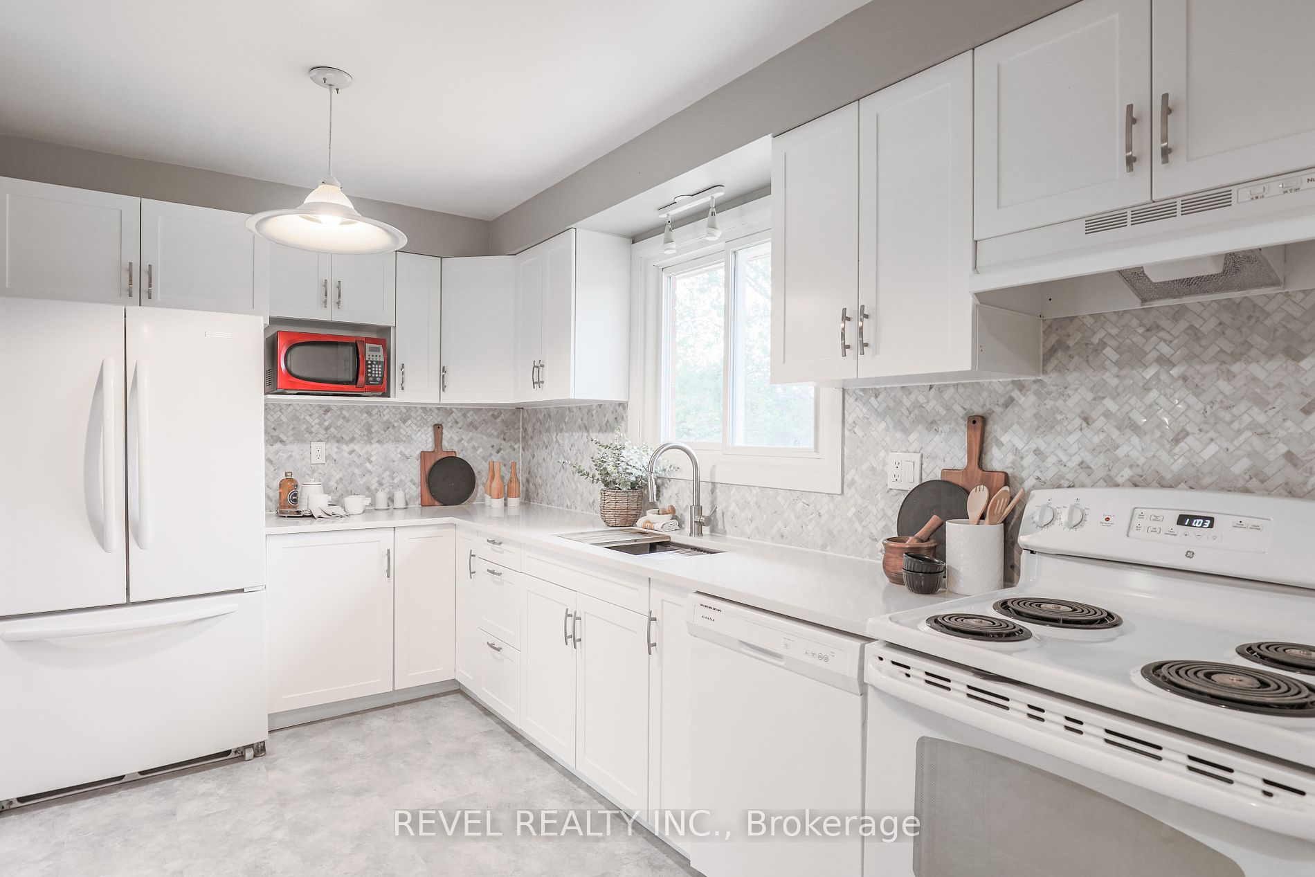 1 Elaine Dr
