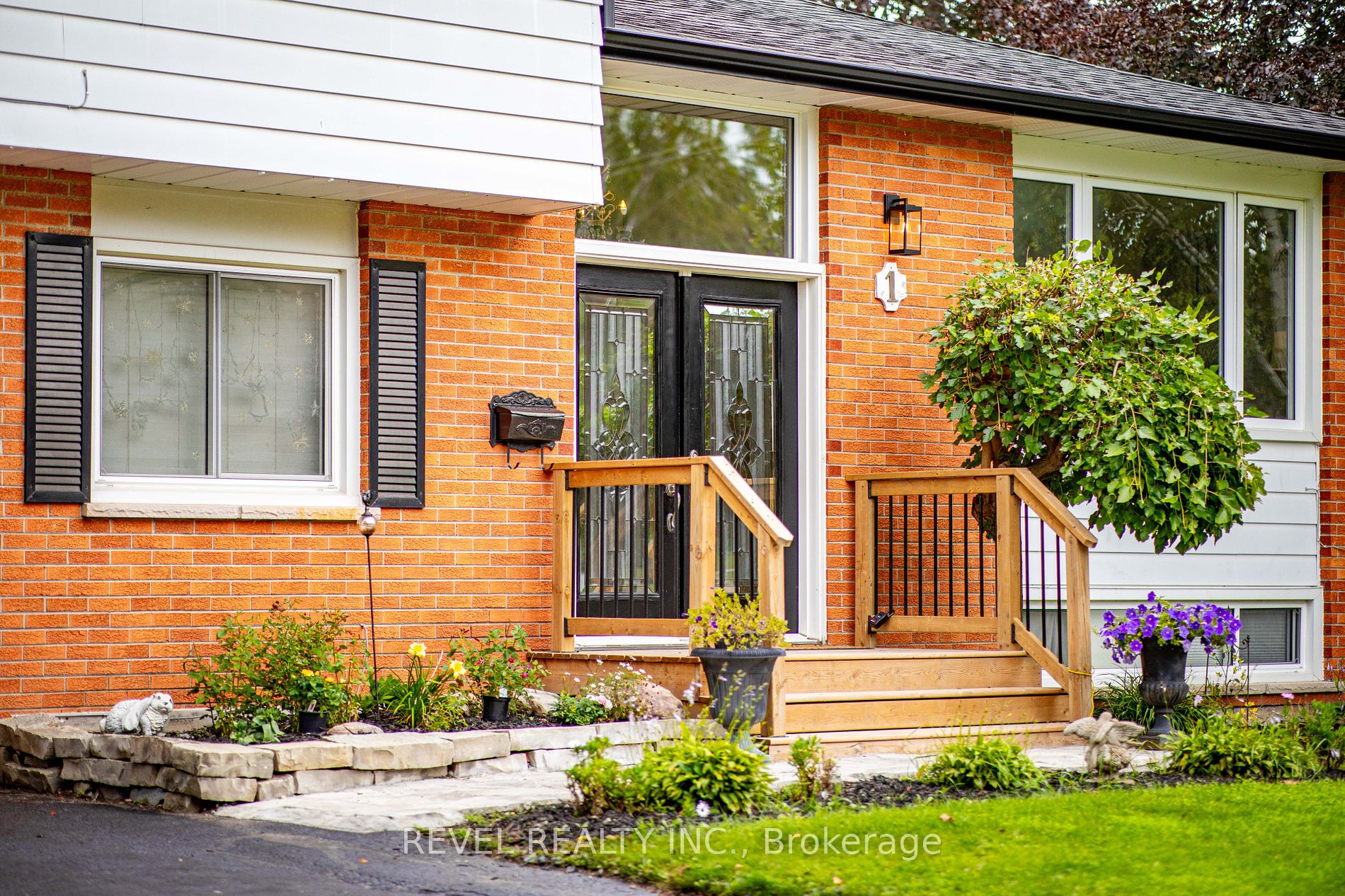 1 Elaine Dr