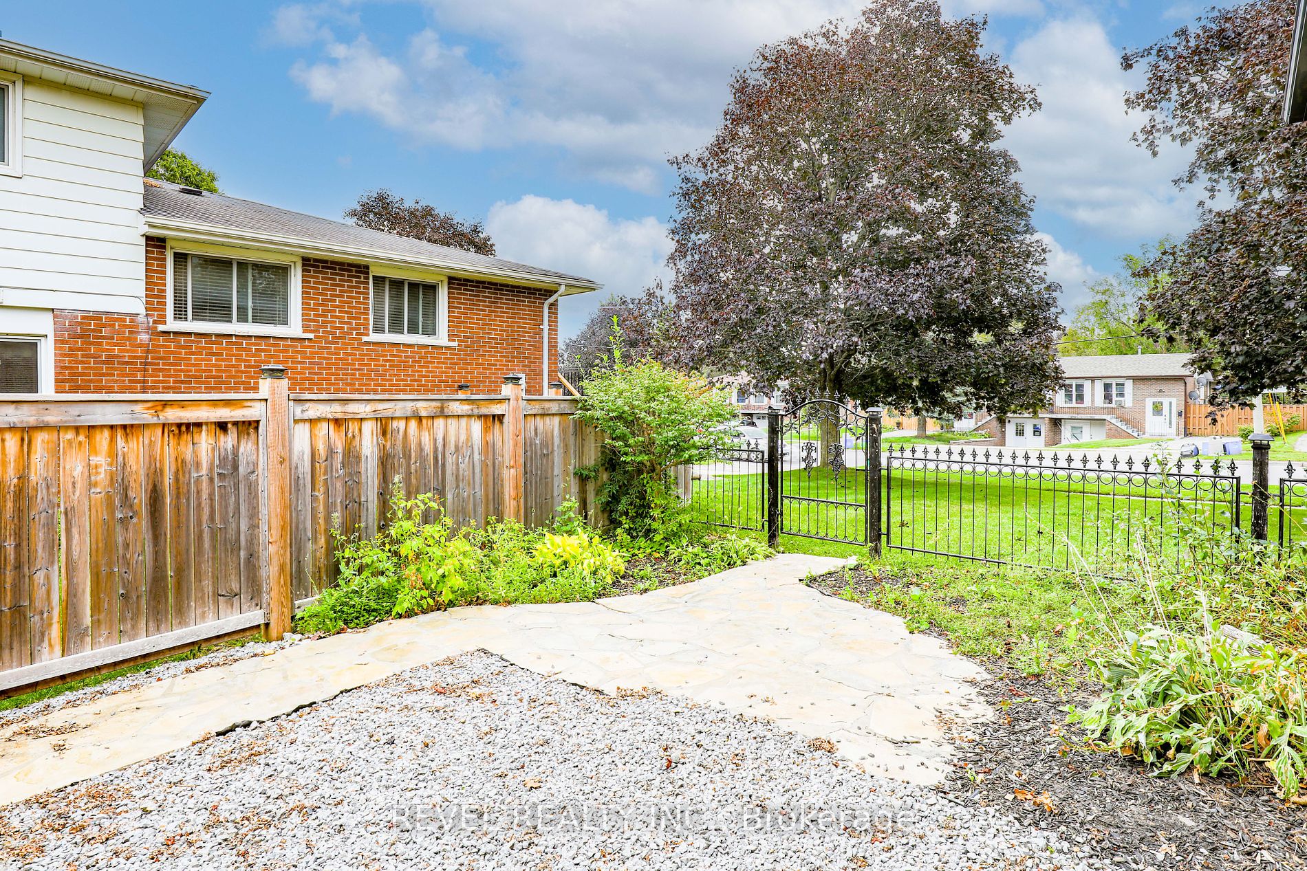 1 Elaine Dr