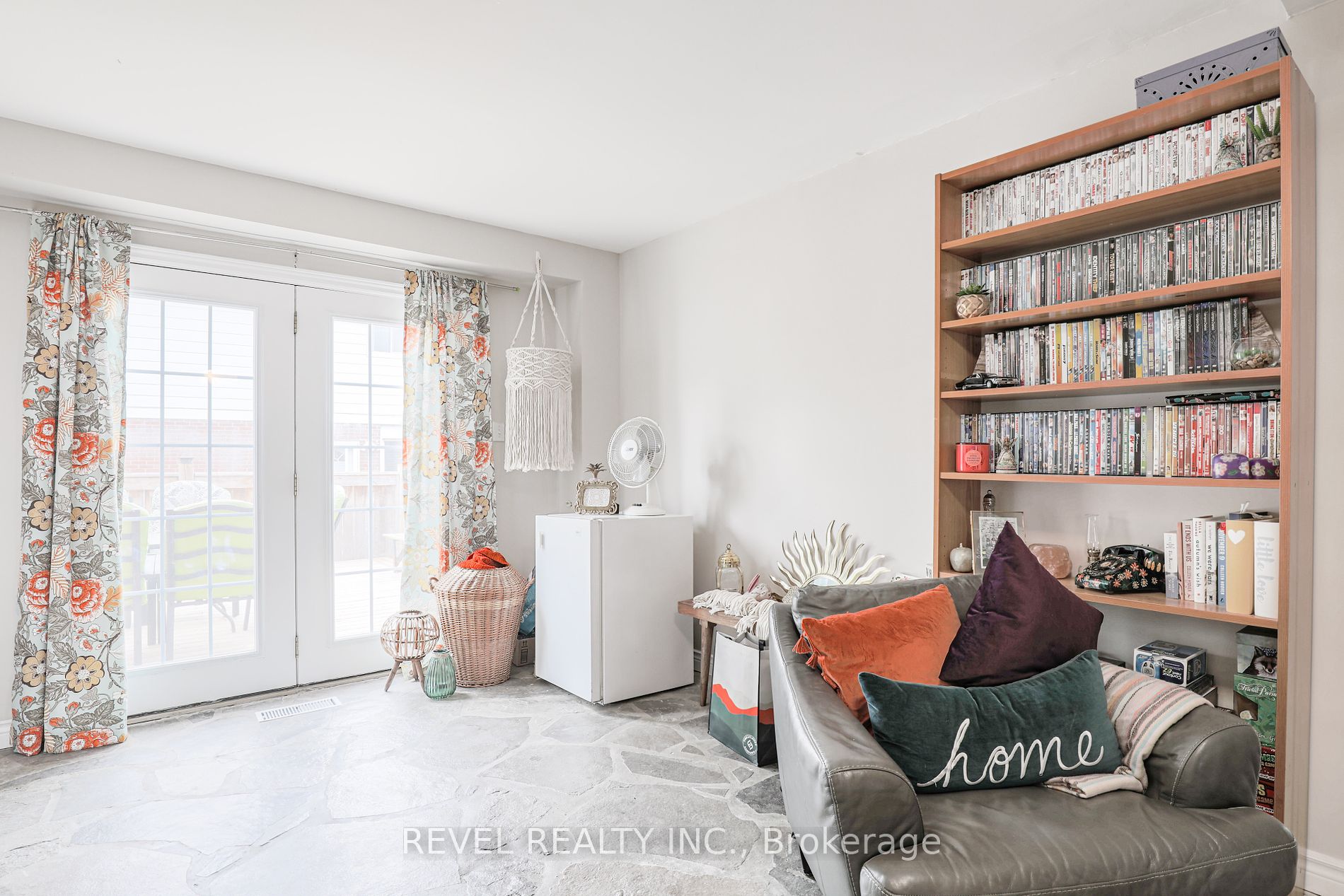 1 Elaine Dr