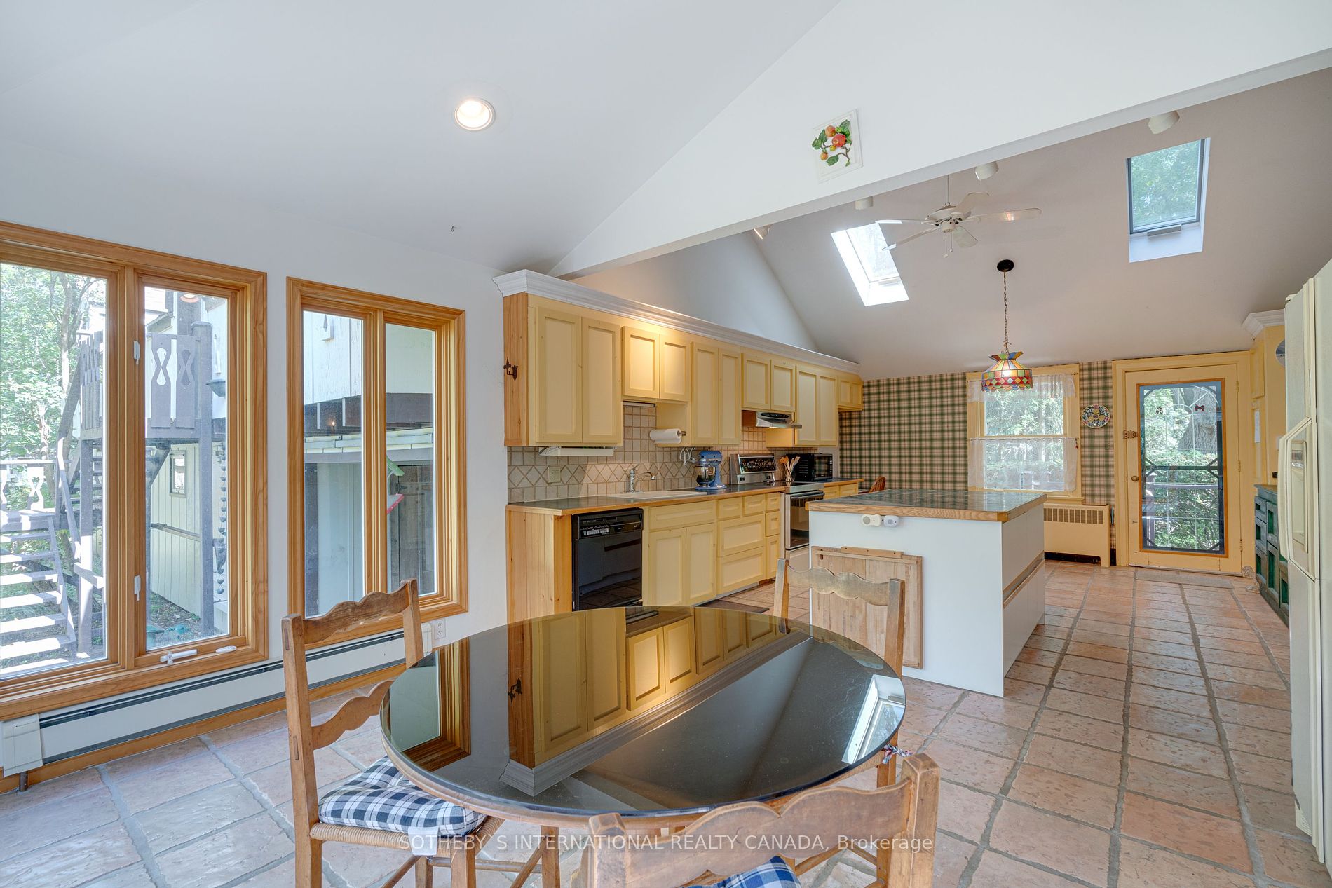 366 Lakeshore Rd