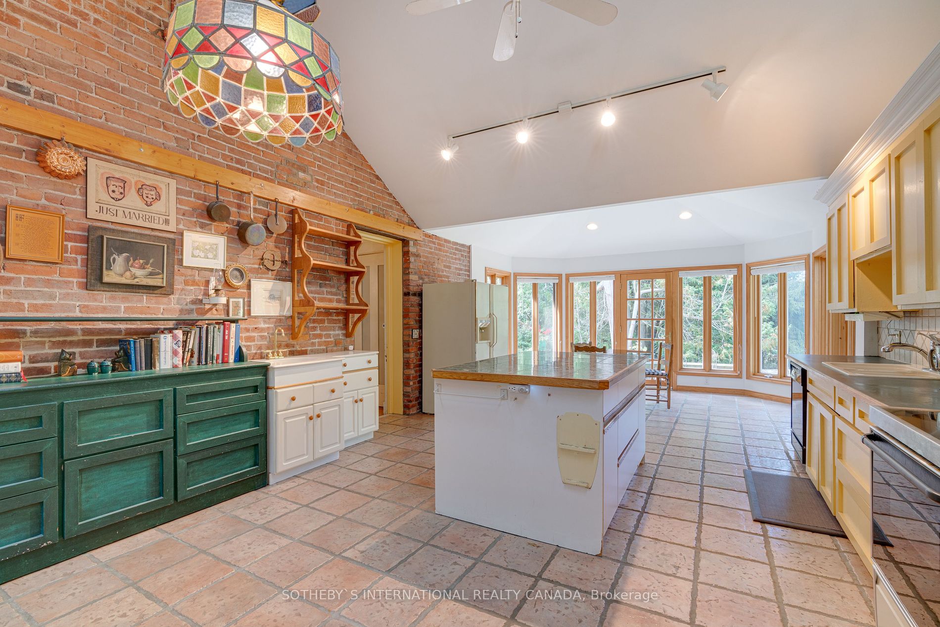 366 Lakeshore Rd