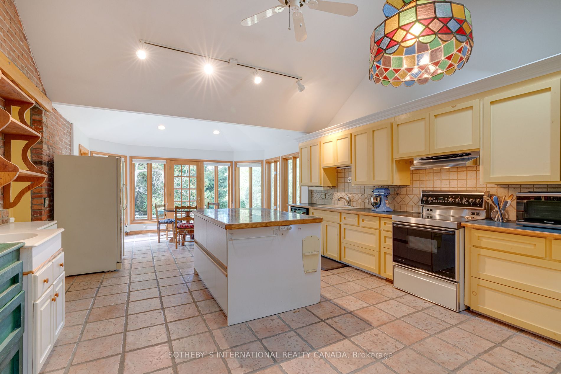 366 Lakeshore Rd