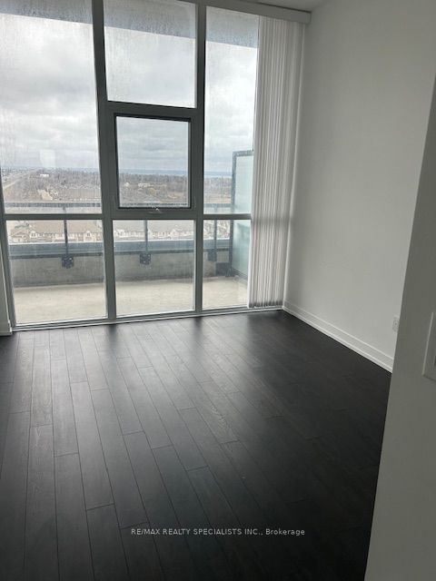 550 North Service Rd, #904
