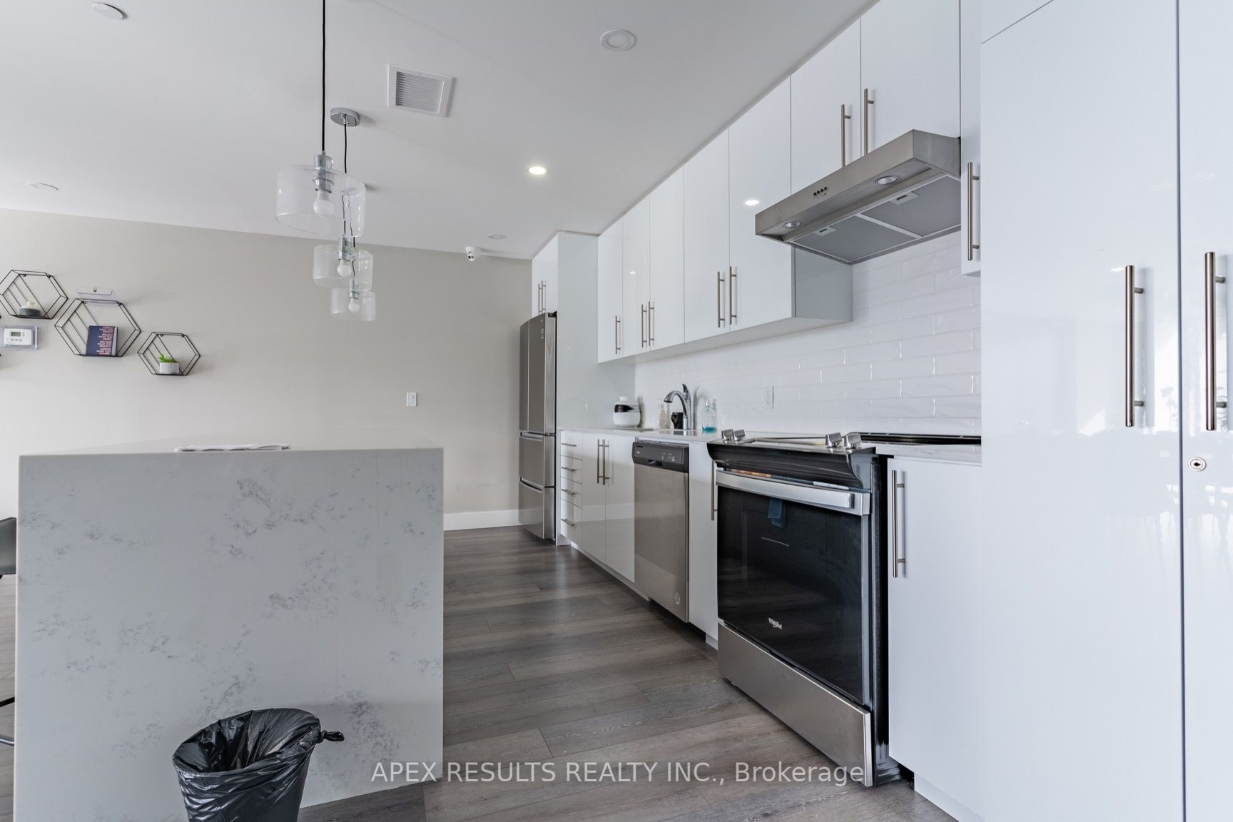 15 Queen St S, #2109