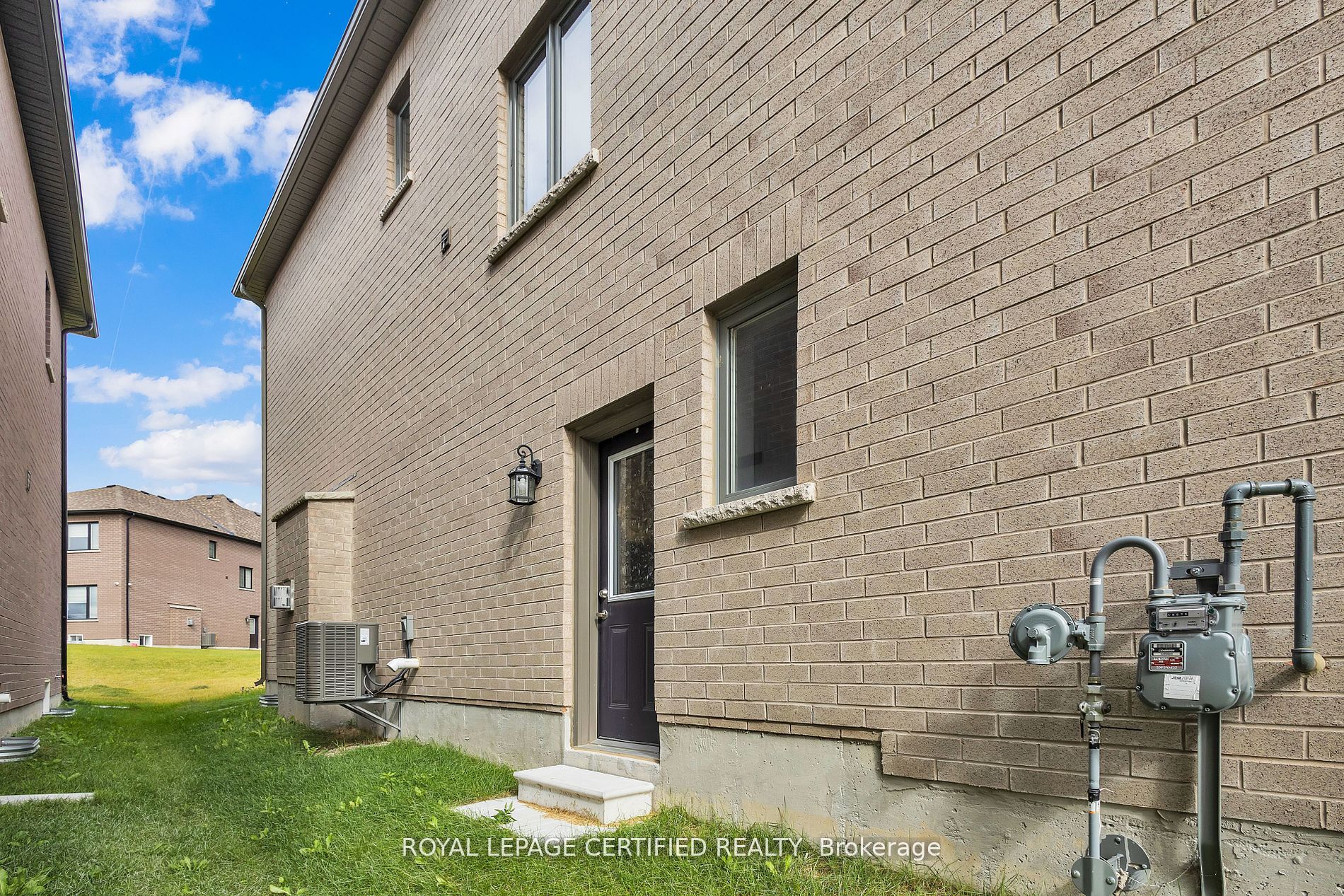 1283 Upper Thames Dr