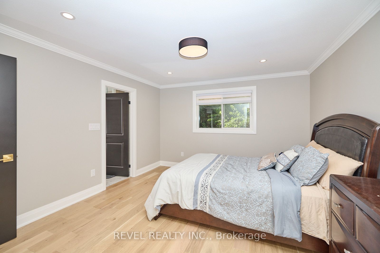 26 Oakridge Boulevard