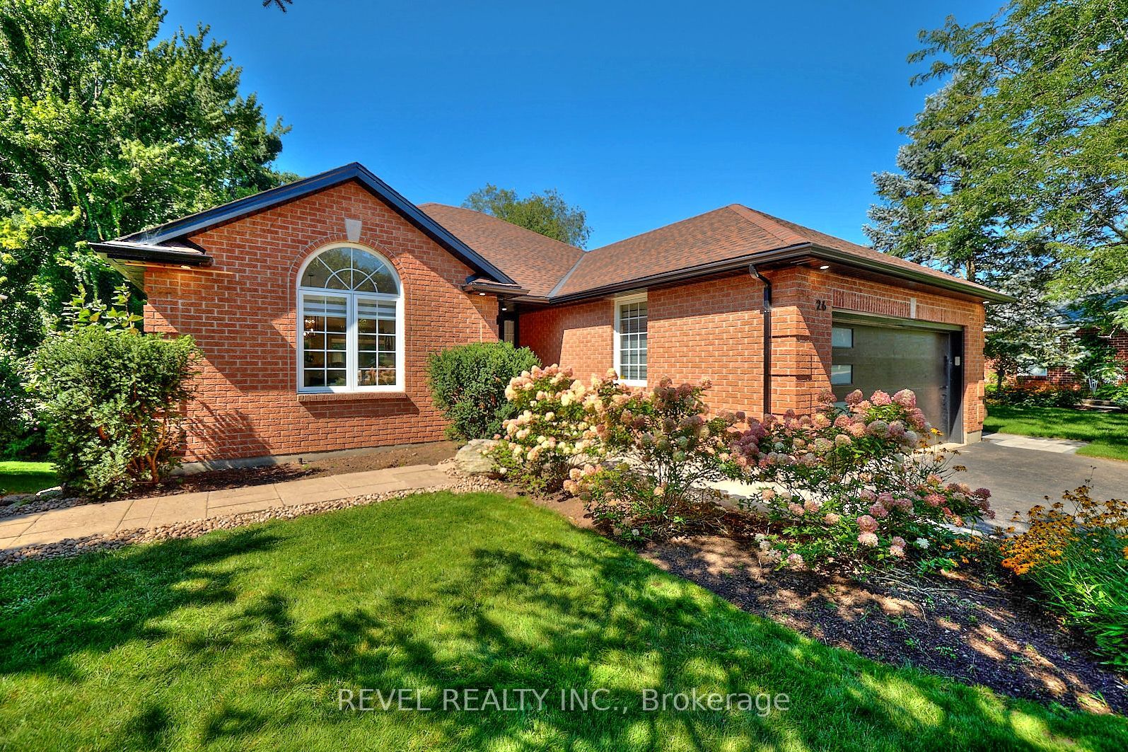 26 Oakridge Boulevard