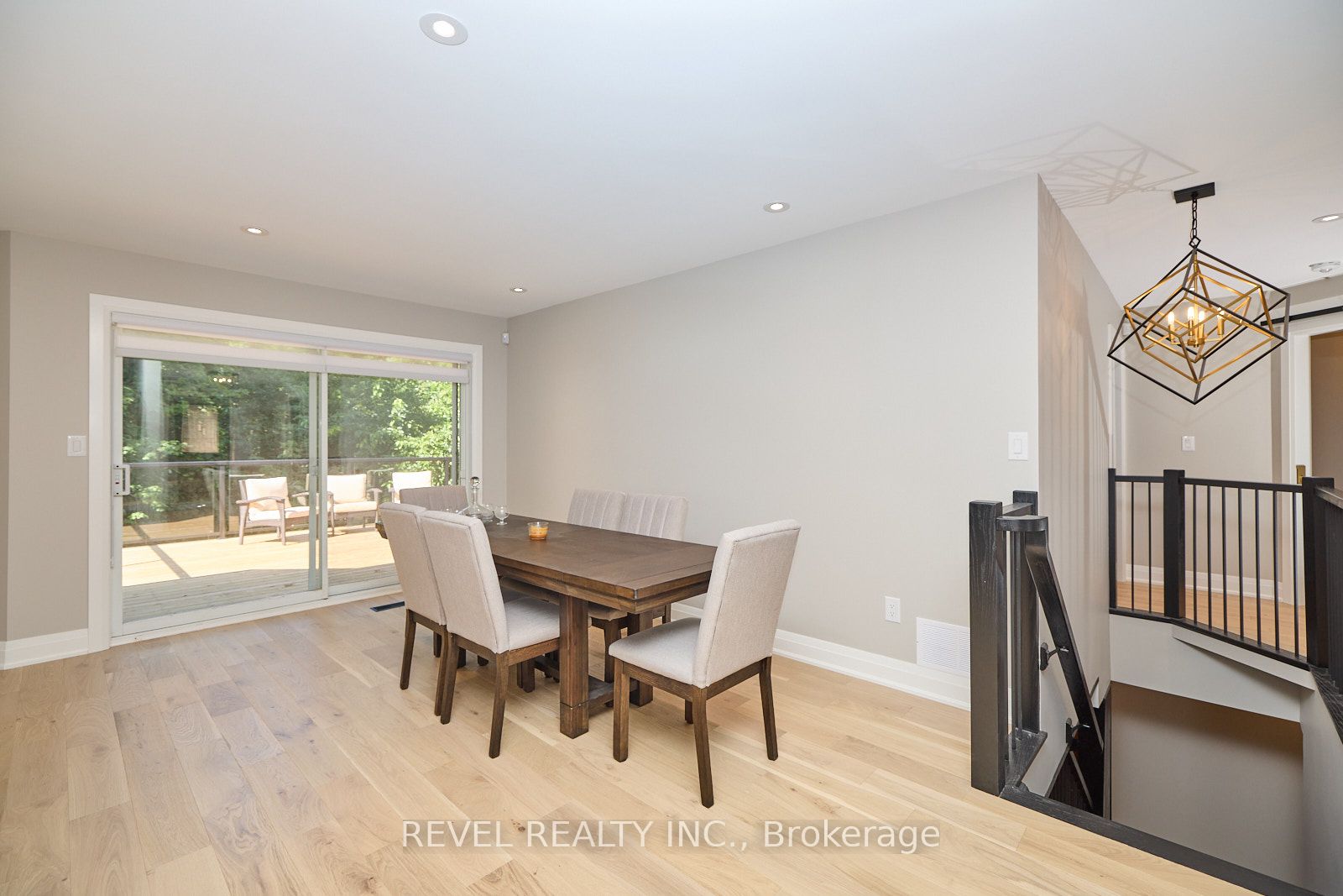 26 Oakridge Boulevard