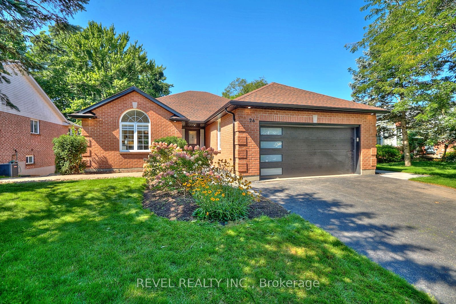 26 Oakridge Boulevard