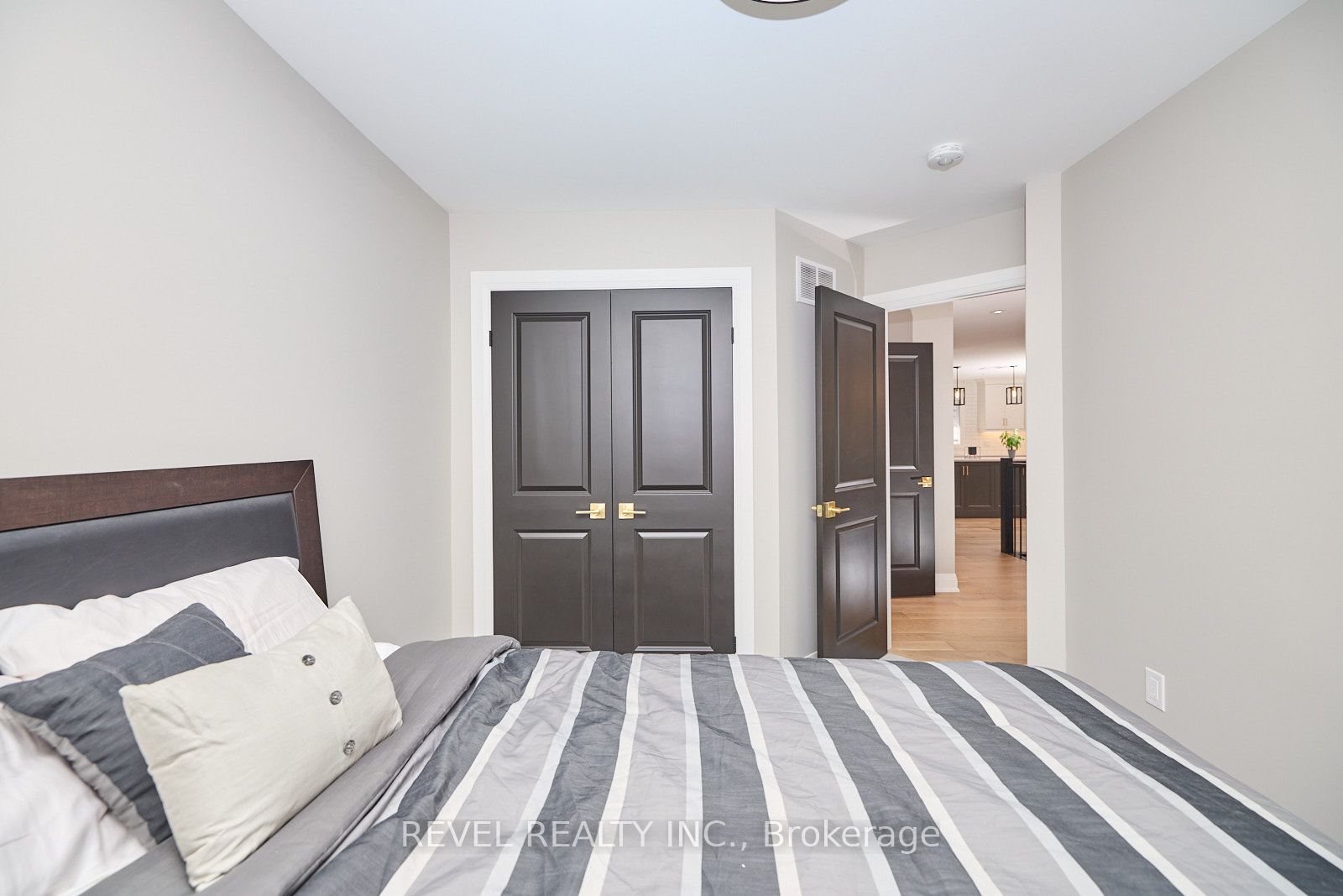 26 Oakridge Boulevard