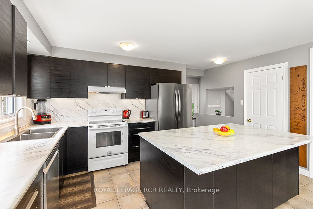 387 Rintoul Crescent
