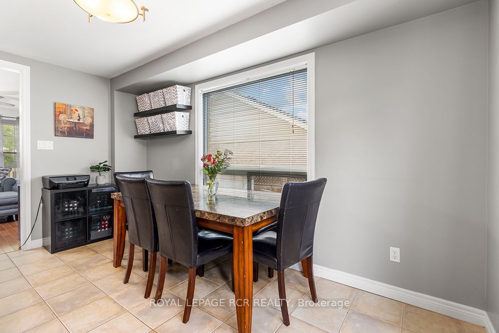 387 Rintoul Crescent