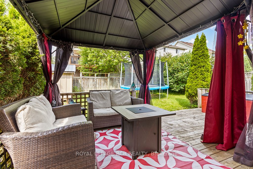 387 Rintoul Crescent