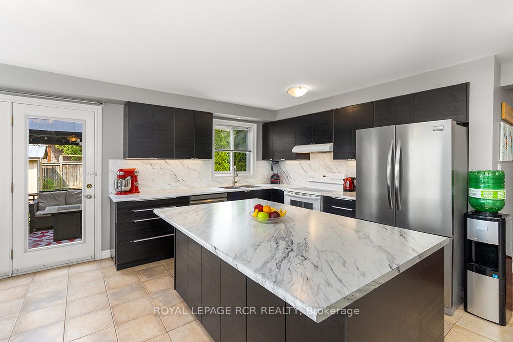 387 Rintoul Crescent