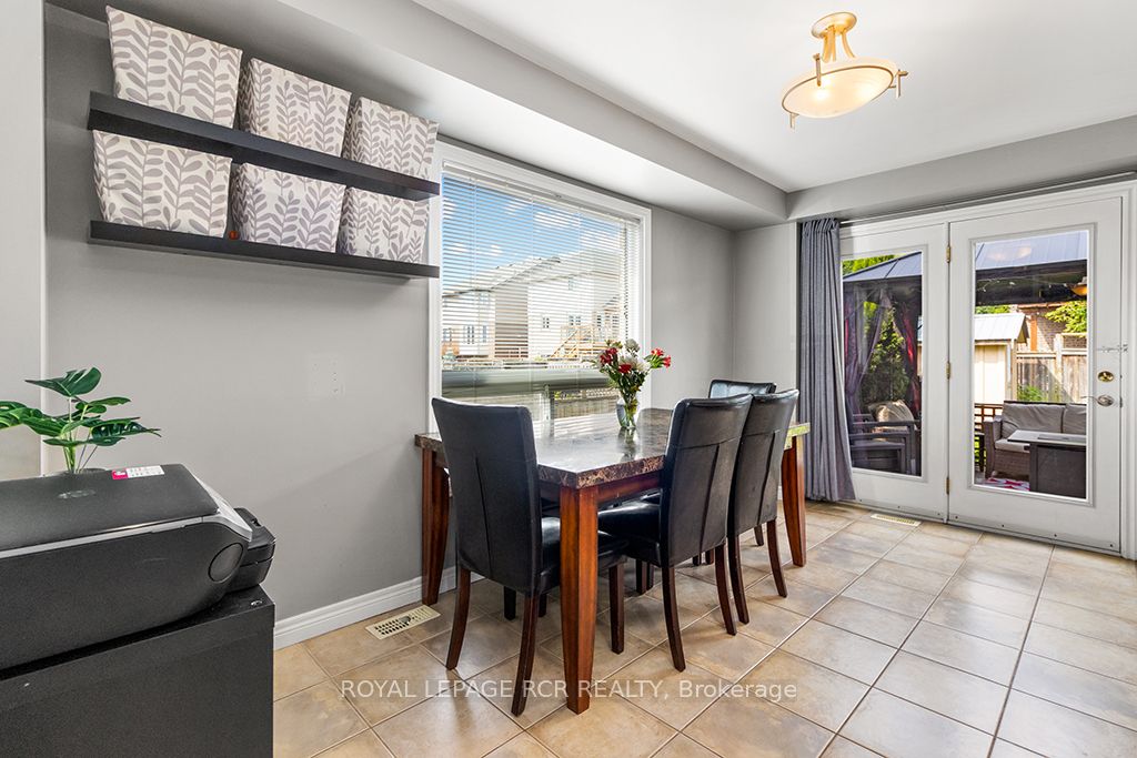 387 Rintoul Crescent