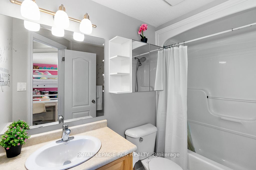 387 Rintoul Crescent
