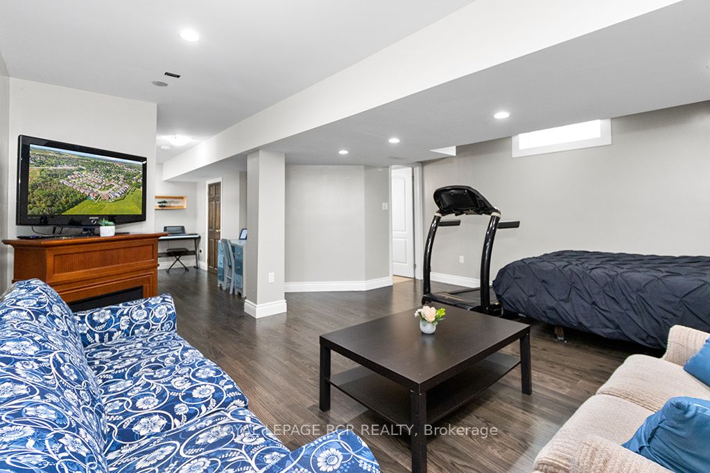 387 Rintoul Crescent