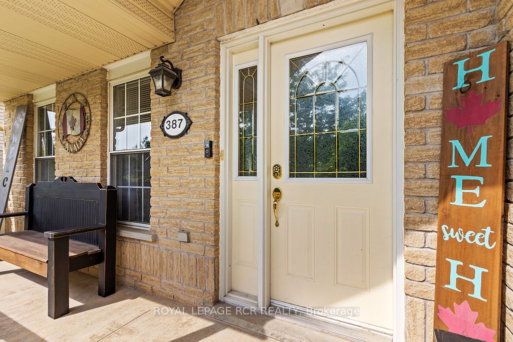 387 Rintoul Crescent