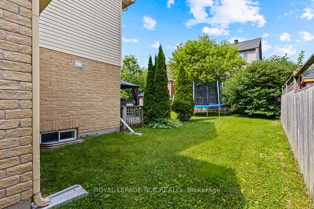 387 Rintoul Crescent