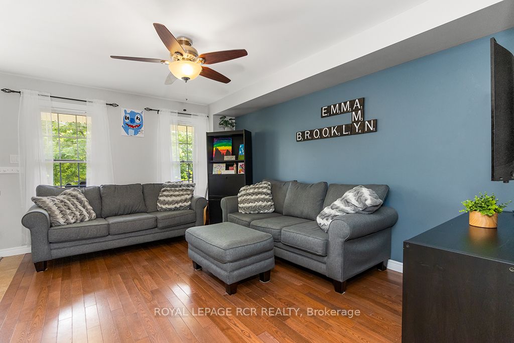 387 Rintoul Crescent