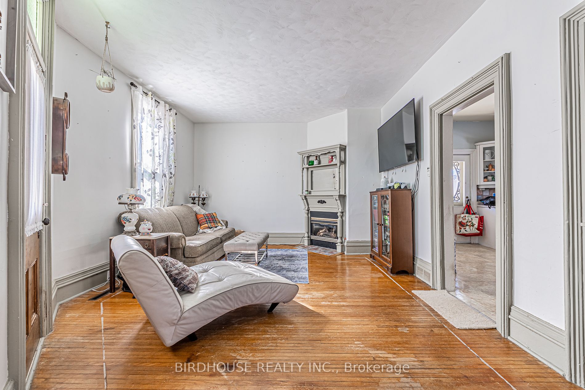 157 William Street N