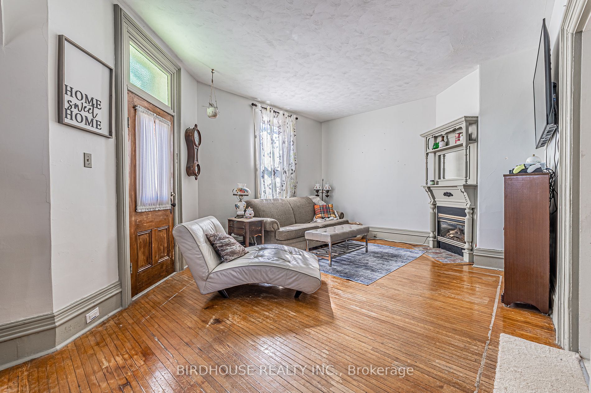 157 William Street N