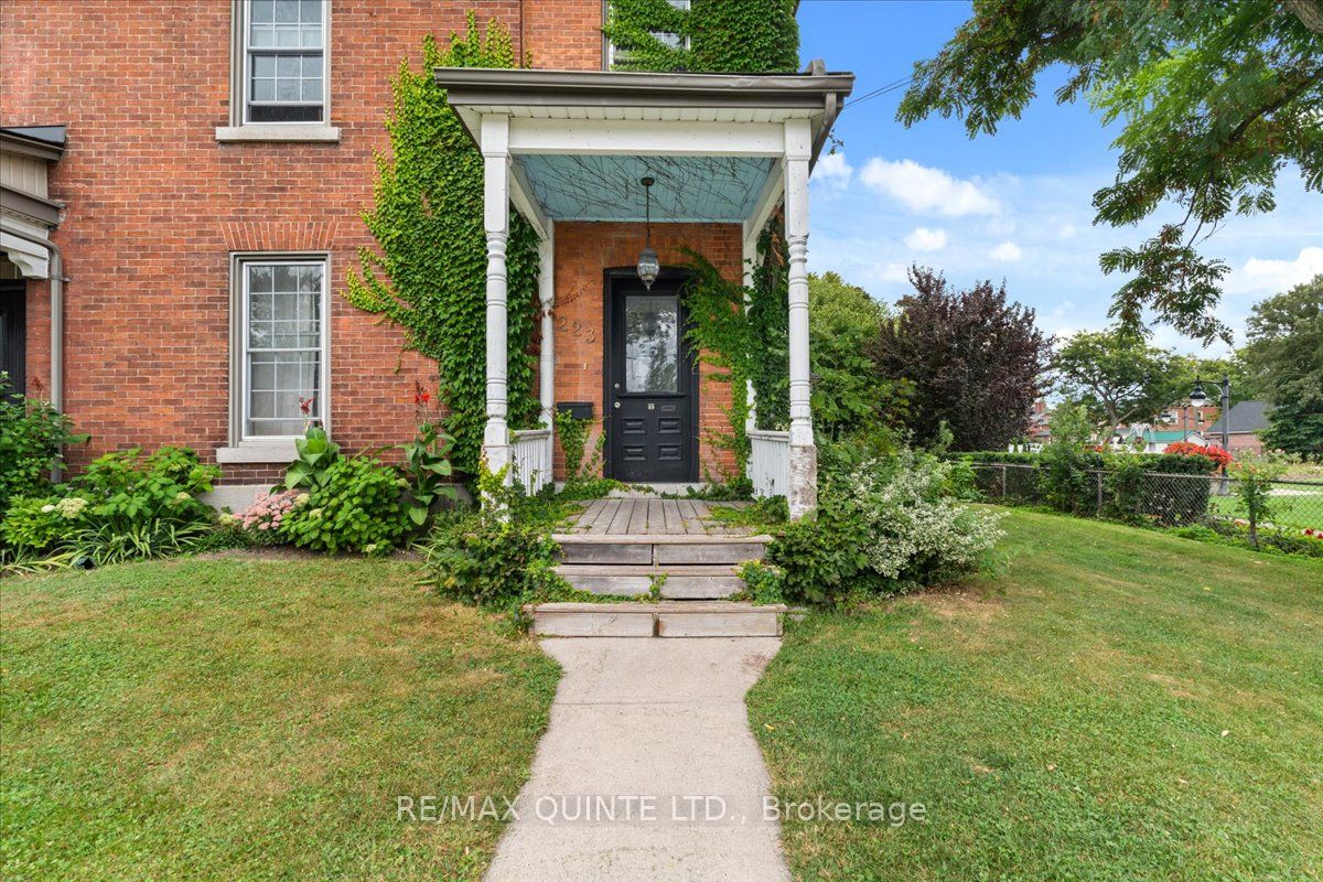 225 William St