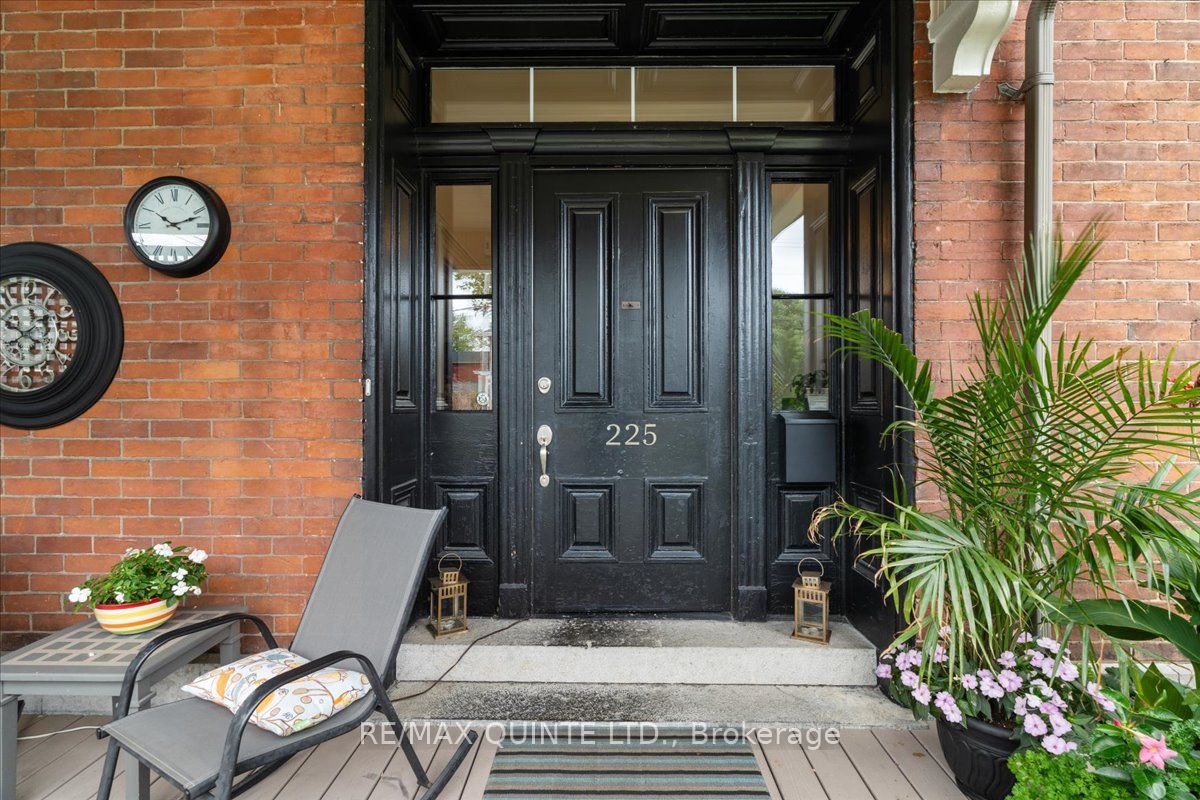 225 William St