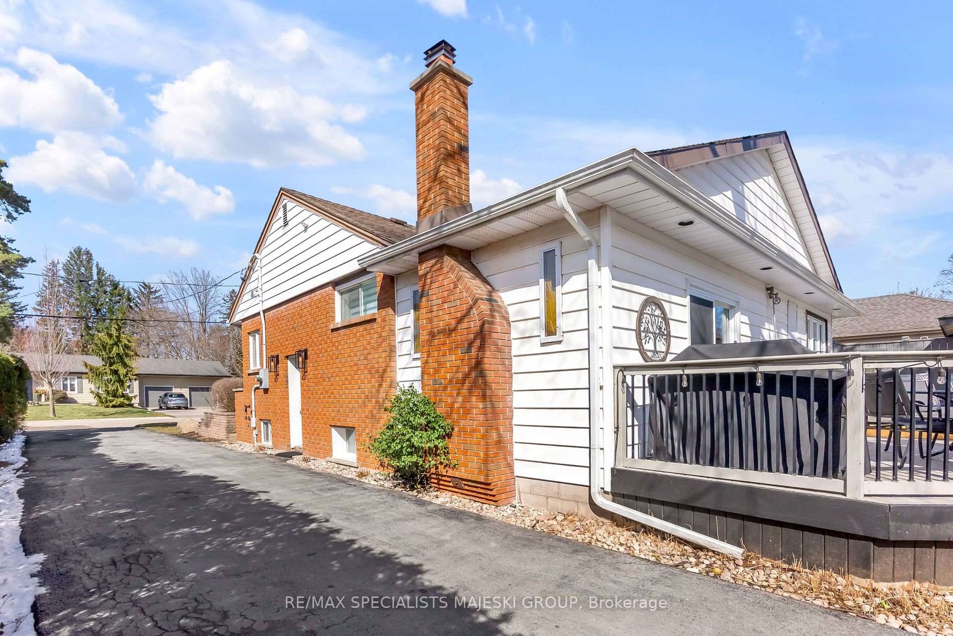 52 Wellington St