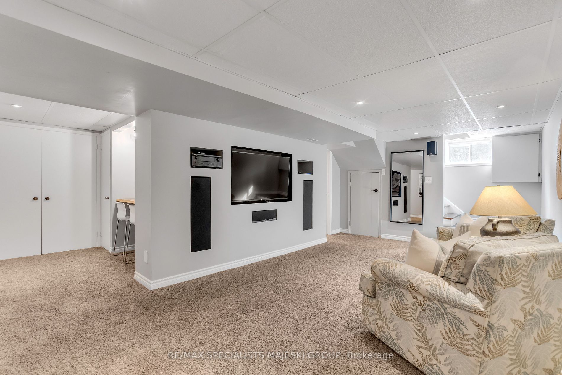 52 Wellington St