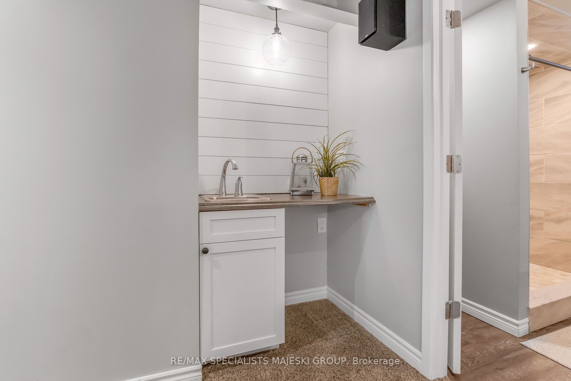 52 Wellington St