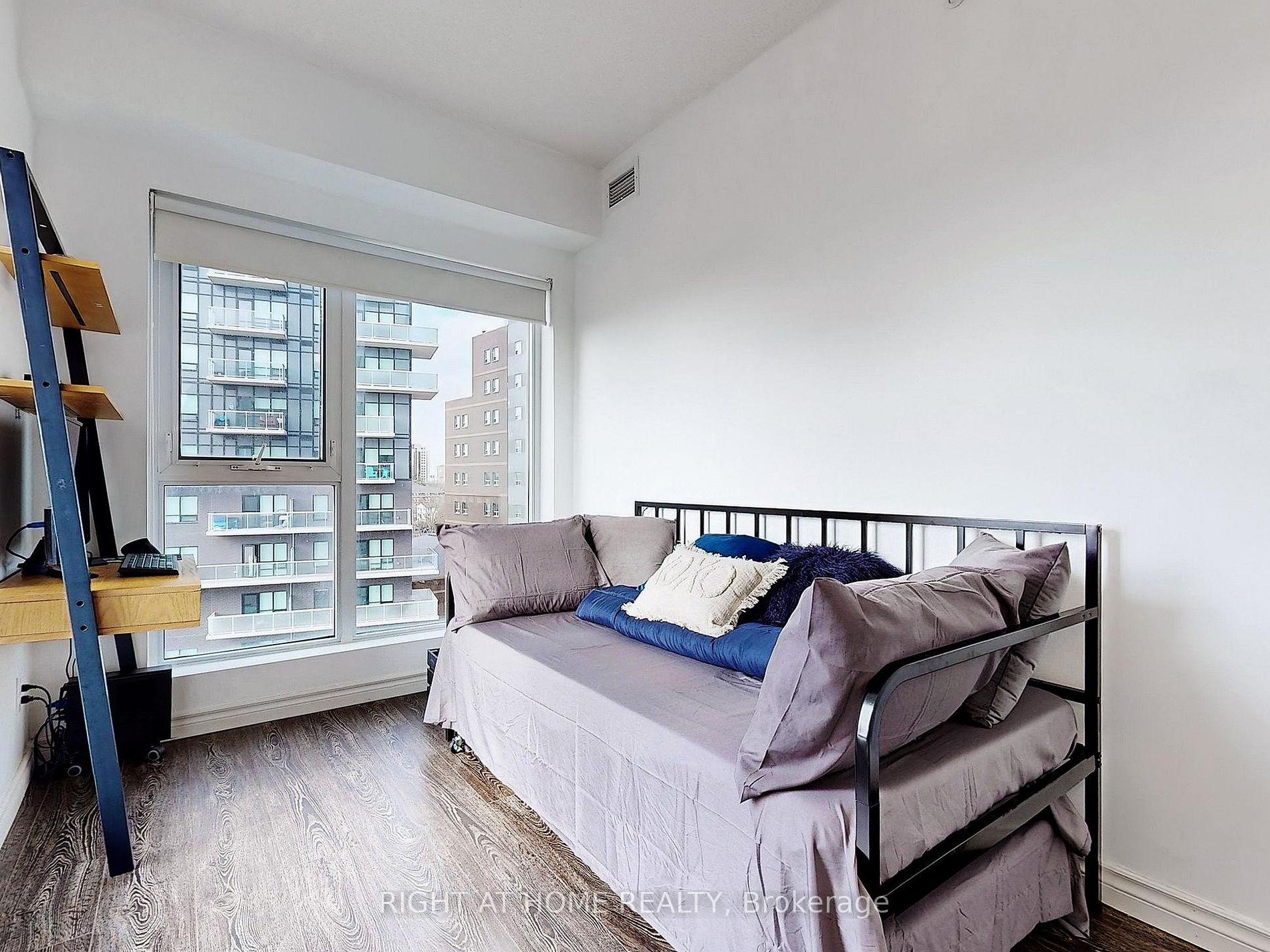 158 King Street N, #907
