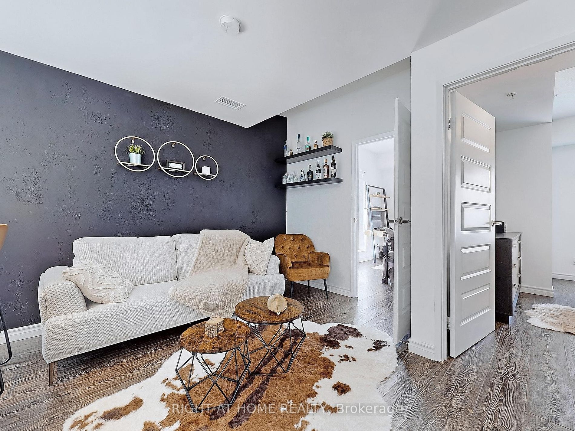 158 King Street N, #907