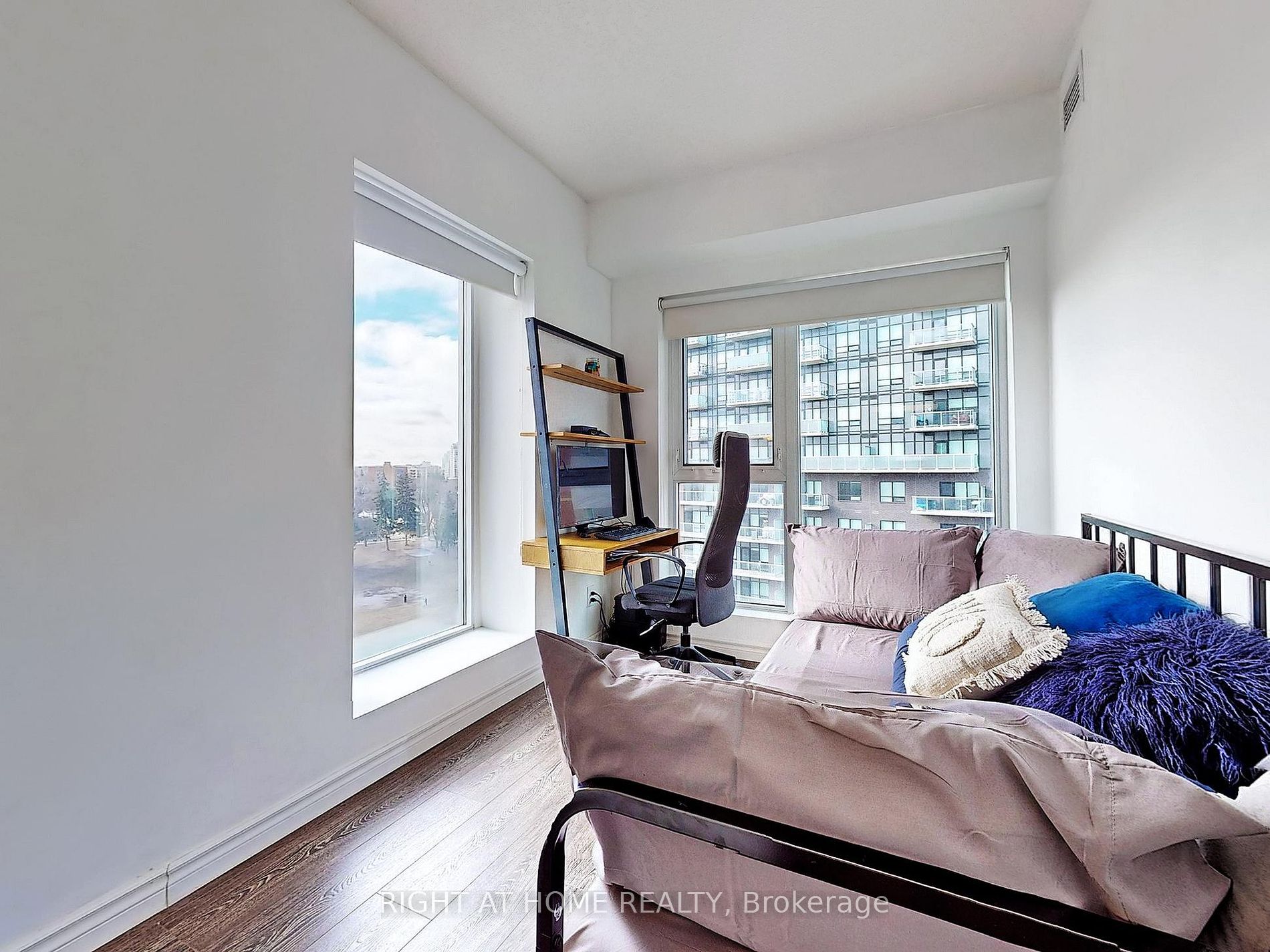158 King Street N, #907